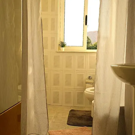 Papu's Home, Center 2br Apartment